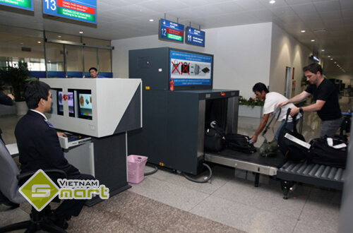 Kiểm tra hành lý bằng máy quét an ninh soi hành lý trước mỗi chuyến bay