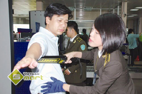Sử dụng máy dò kim loại cầm tay để rà soát trước khi làm thủ tục check in