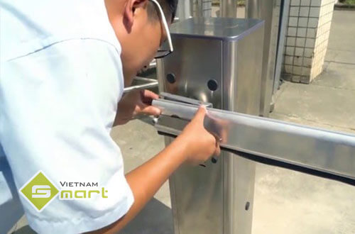 Hướng dẫn từ a-z cách lắp đặt barrier tự động nhanh và chính xác nhất Lắp đặt tủ và thanh chăn barrier tự động