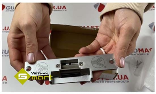 Khóa lẫy điện công nghệ Yli YS-130NO Ảnh thực tế của khóa lẫy điện YS-130NO vừa được lấy ra khỏi hộp