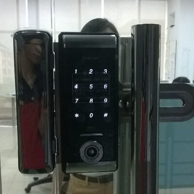Khóa điện tử cửa kính EVERNET CHOICE GLASS Hình ảnh lắp đặt thực tế khóa điện tử cửa kính CHOICE GLASS