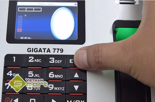 Việc cài đặt và sử dụng thiết bị chấm công Gigata 779 khá dễ dàng