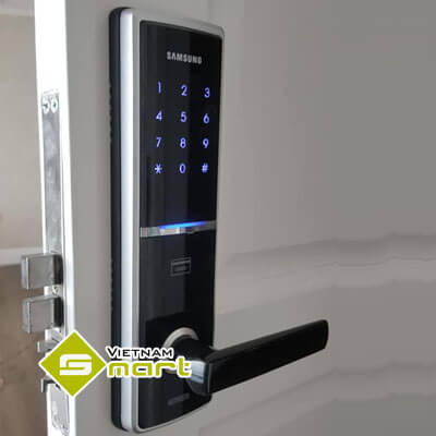 Khóa thẻ từ công nghệ Samsung SHS-5120XMK/EN Hình ảnh lắp đặt thực tế khóa SHS-5120 trên cửa