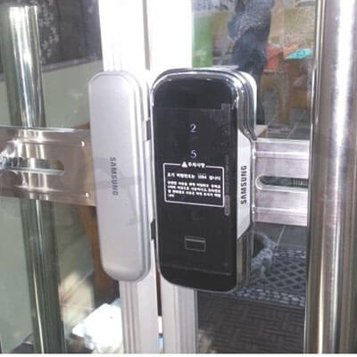 Khóa thẻ từ cho cửa kính Samsung SHS-G510 Hình ảnh lắp đặt thực tế khóa từ cửa kính SHS-G510