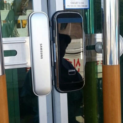 Khóa thẻ từ cho cửa kính Samsung SHS-G510 Hình ảnh lắp đặt thực tế khóa từ cửa kính SHS G510