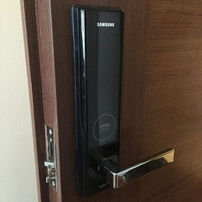 Khóa thẻ từ và mã PIN Samsung SHS-H505FBK/EN Lắp đặt khóa thẻ từ Samsung SHS-H505FBK/EN cho cửa gỗ