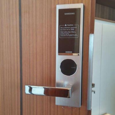 Khóa thẻ từ và mã PIN Samsung SHS-H635FMS/EN Cận cảnh khóa thẻ từ Samsung SHS-H635FMS/EN