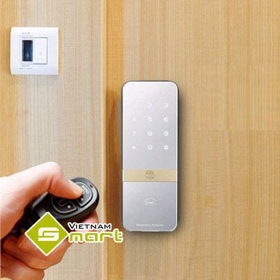 Khóa thẻ từ và mã PIN Yale YDR-323 Hình ảnh lắp đặt thực tế model khóa điện tử YDR-323 trên cửa gỗ
