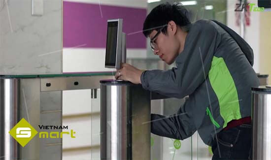 Máy Chấm Công Khuôn Mặt ZKTeco FaceDepot-7B (WP) Hình ảnh thiết bị FaceDepot 7B(WP) được lắp đặt cho đơn vị sử dụng