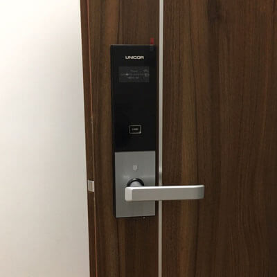 Khóa cửa thẻ từ Unicor UN-6700SK Khóa điện tử UNICOR UN- 6700SK có thiết kế hiện đại và sang trọng