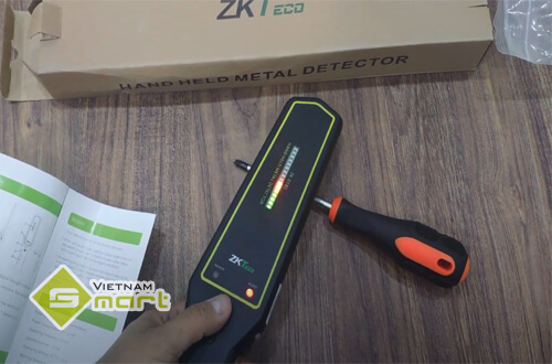 Test hiệu năng của sản phẩm máy dò kim loại ZK-D180 cầm tay