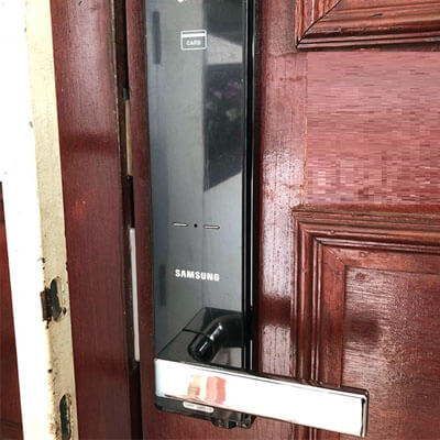 Hình ảnh lắp đặt khóa điện tử SHP DH525 trên cửa gỗ