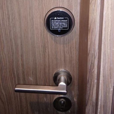 Hình ảnh lắp đặt thực tế khóa SamSung SHP-DS705 cho cửa gỗ
