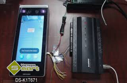 Máy chấm công khuôn mặt Hikvision DS-K1T671 Máy chấm công khuôn mặt DS-K1T671 được kết nối với bộ điều khiển trung tâm