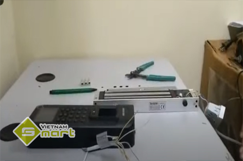 Bộ KIT kiểm soát bằng vân tay Hikvision DS-KAS261 Bộ KIT kiểm soát bằng vân tay DS-KAS261 có thể kết nối với khóa điện từ