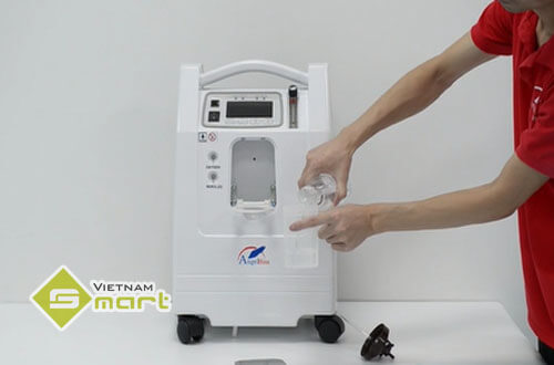 Máy tạo oxy AngelBiss ANGEL-5L Nhân viên kỹ thuật đang test sản phẩm ANGEL-5L