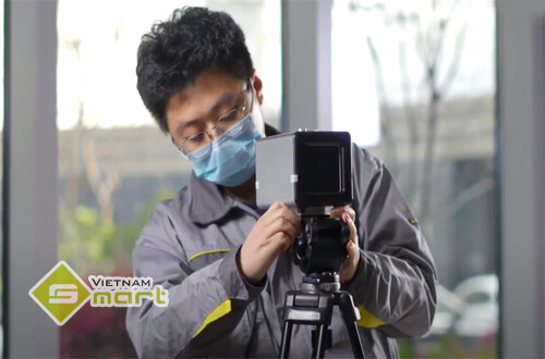 Thiết bị hỗ trợ camera thân nhiệt Hikivision DS-2TE127-G4A DS-2TE127-G4A nhỏ gọn được lắp đặt trên giá đỡ 3 càng