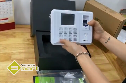 Mở bộ sản phẩm máy chấm công vân tay thẻ ZKTeco G1