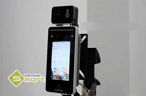 Model máy chấm công khuôn mặt đo thân nhiệt DS-K1T341BMWI-T nhỏ gọn chỉ bằng 1 chiếc Smartphone