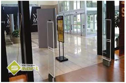 Ứng dụng cổng từ Synergy 2.5m Acrylic Pedestal dùng cho cửa hàng