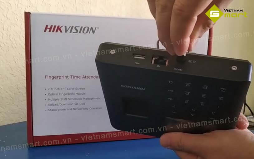 Hình ảnh thực tế máy chấm công DS-K1A802EF đang được nhân viên kỹ thuật kiểm tra