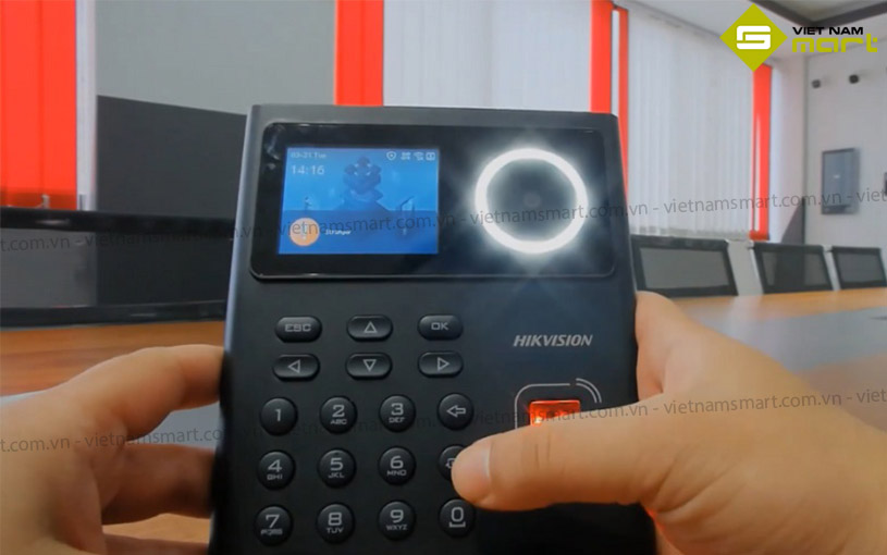 Thao tác model Hikvision DS-K1T320EFWX dễ dàng