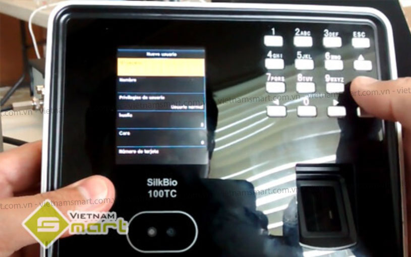 Máy chấm công khuôn mặt ZKTeco Silkbio-101TC Thao tác trên may chấm công FACE ID Silkbio-101TC dễ dàng