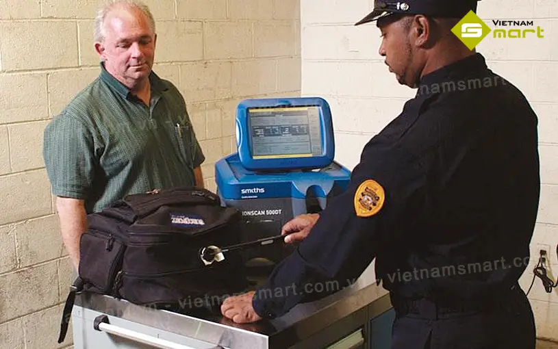 Hình ảnh thực tế máy dò chất nổ và ma túy IONSCAN 500DT đang kiểm tra.