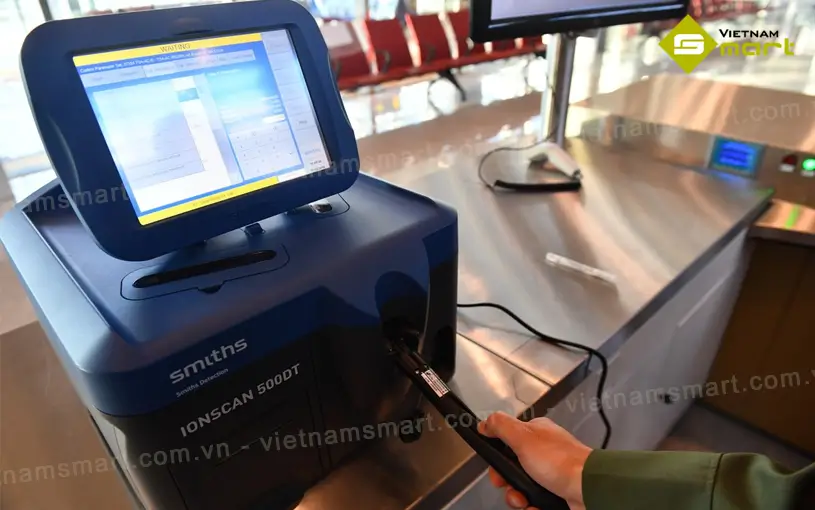 Hình ảnh máy dò chất nổ và ma túy IONSCAN 500DT đang được sử dụng