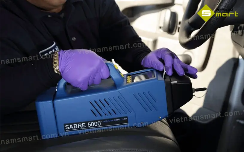 Máy dò cầm tay SABRE 5000 dùng để phát hiện chất nổ, ma tuy và chất độc hại.
