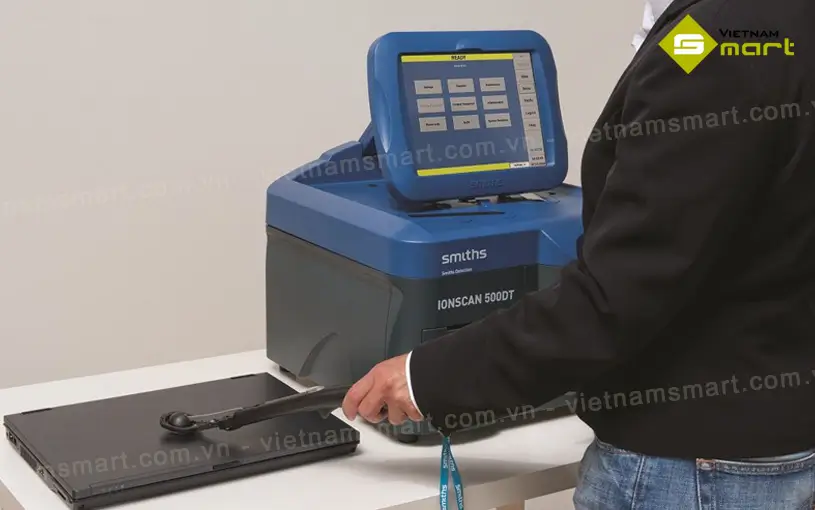 Máy dò IONSCAN 500DT đang kiểm tra vật phẩm