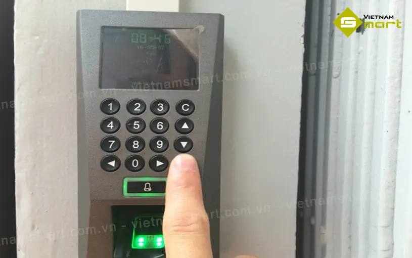 Máy chấm công kiểm soát truy cập F18/ID
