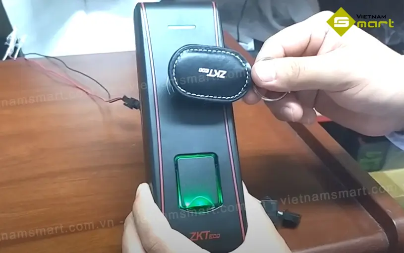 Kiểm tra máy chấm công F16 đọc thẻ