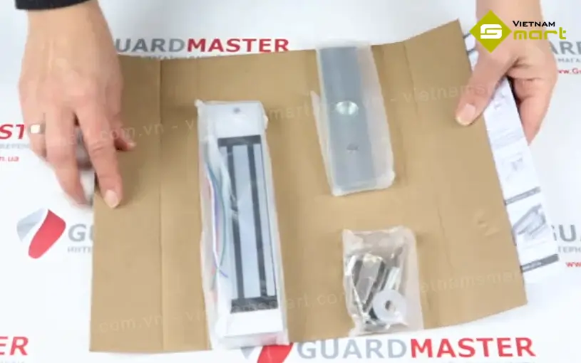 Khóa điện từ Yli YM-180-S Khóa điện từ nam châm Yli YM-180-S cùng phụ kiện