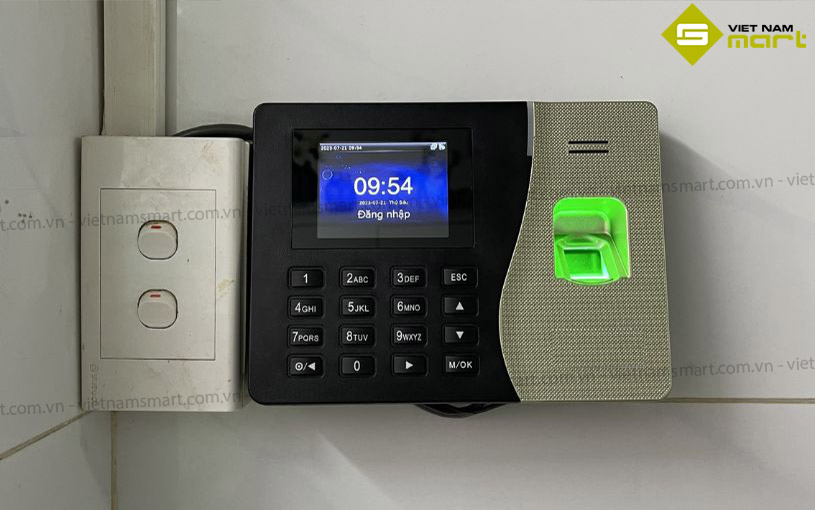 Máy chấm công vân tay Ronald Jack RJ3300 Lắp đặt máy chấm công Ronald Jack RJ3300 trong thực tế