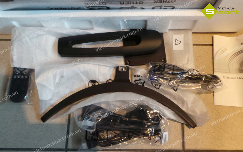 Phụ kiện đi kèm của màn hình Hikvision DS-D5032FC-A