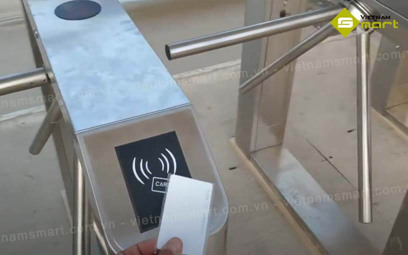 Nên mua và lắp đặt cửa xoay 3 chấu TS2100