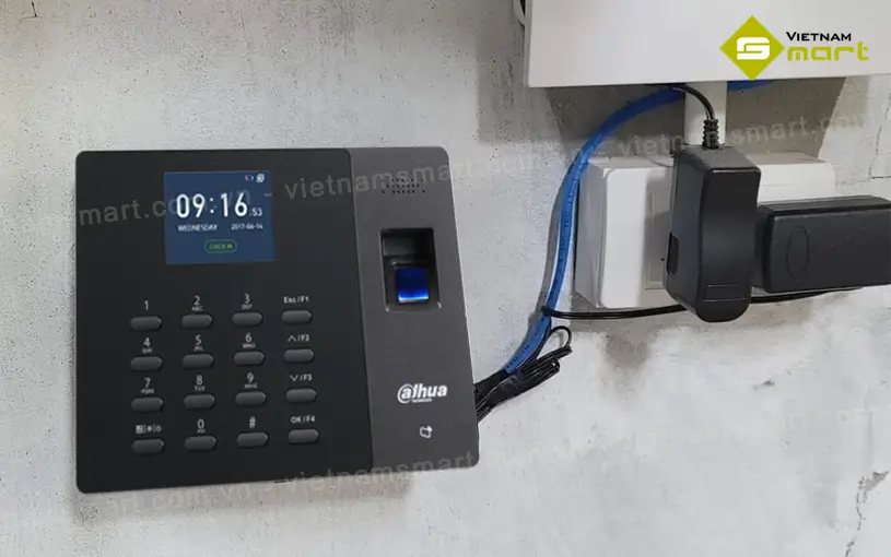 Máy chấm công vân tay Dahua ASA1222G-D Lắp đặt model Dahua ASA1222G D trong thực tế