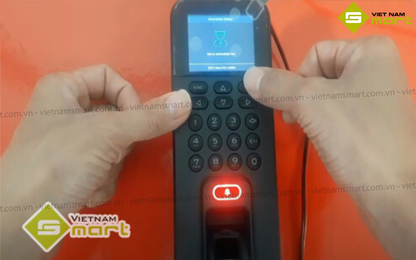 DS-K1T804BF trang bị bàn phím nổi dễ thao tác