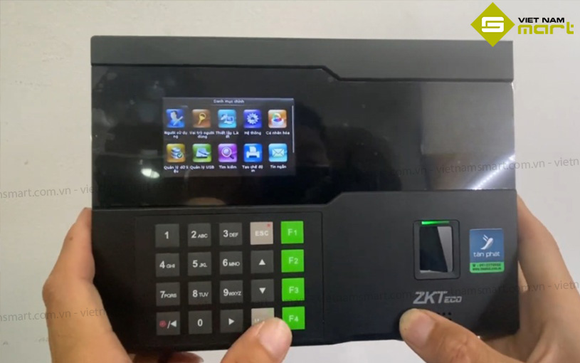 Máy chấm công vân tay thẻ ZKTeco IN05 Giao diện của model IN05 sắc nét có màu