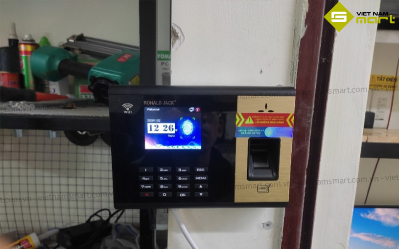 Máy chấm công vân tay Ronald Jack 3800Pro Máy chấm công Ronald Jack treo tường