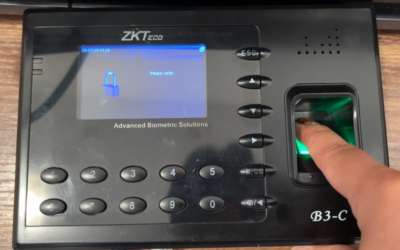 Kiểm thử máy chấm công vân tay ZKTeco B3-C