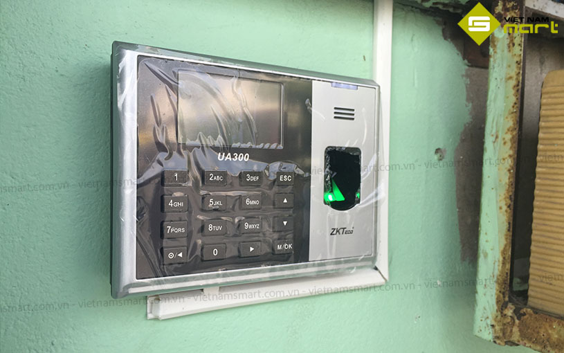 Máy chấm công vân tay ZKTeco UA300 Lắp đặt thiết bị trong thực tế