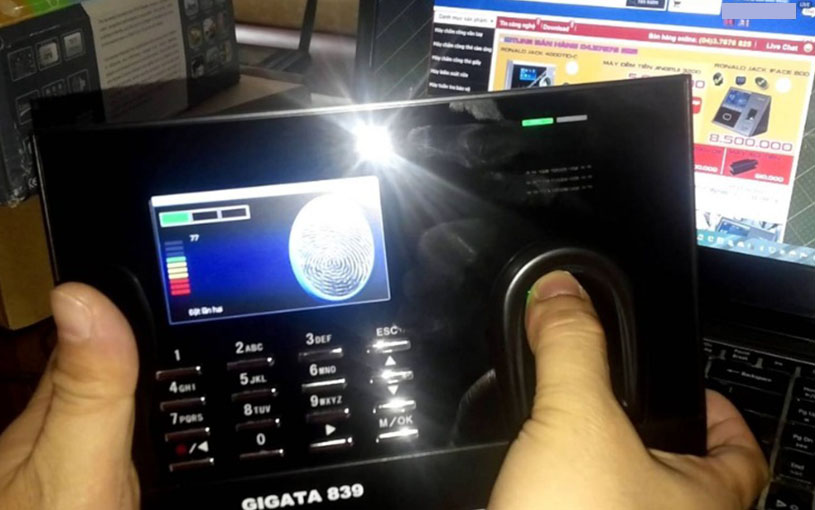 Máy chấm công vân tay Gigata 839 Lấy dấu vân tay trên model Gigata 839