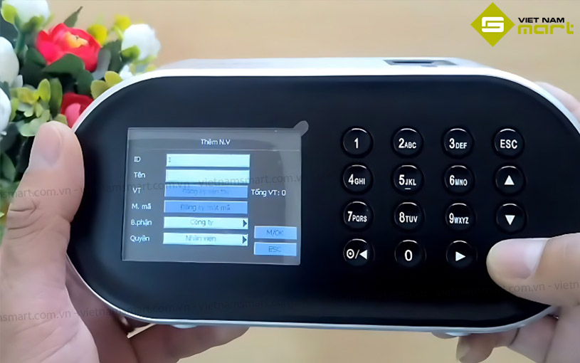 Màn hình và bàn phím nổi của D1 