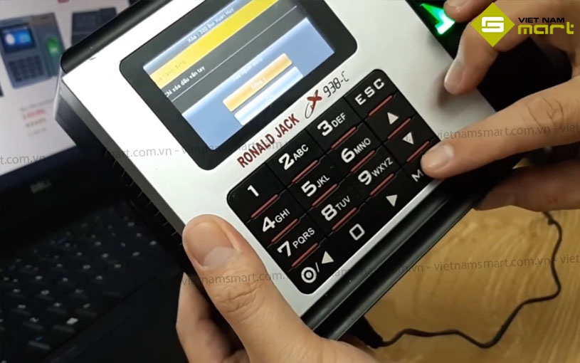 Thao tác trên máy chấm công X928-C dễ dàng nhờ bàn phím nổi