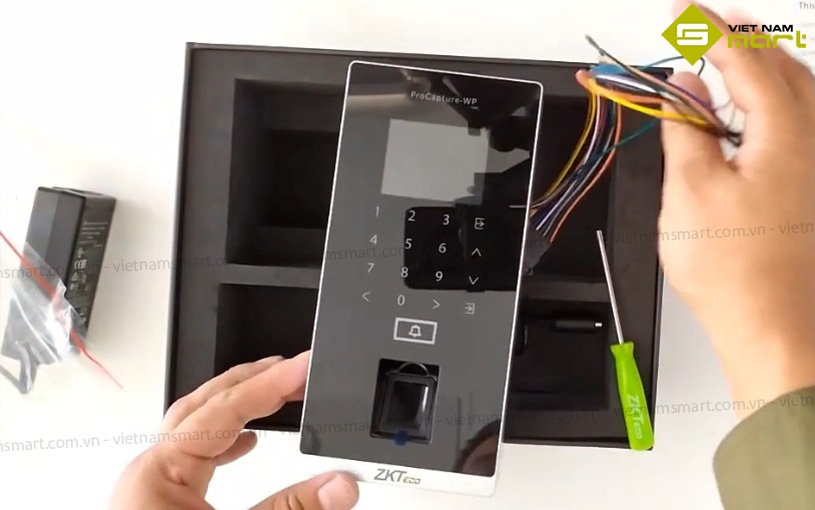 Máy chấm công vân tay thẻ ZKTeco ProCapture-WP Procapture WP ZKTeco có thiết kế hiện đại với mặt kính