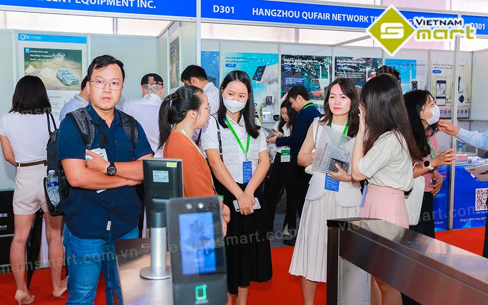 Vietnamsmart trưng bày và giới thiệu thiết bị an ninh tại sự kiện Secutech Vietnam 2023 Có rất nhiều khách hàng đang quan tâm tới các thiết bị kiểm soát lối ra/vào