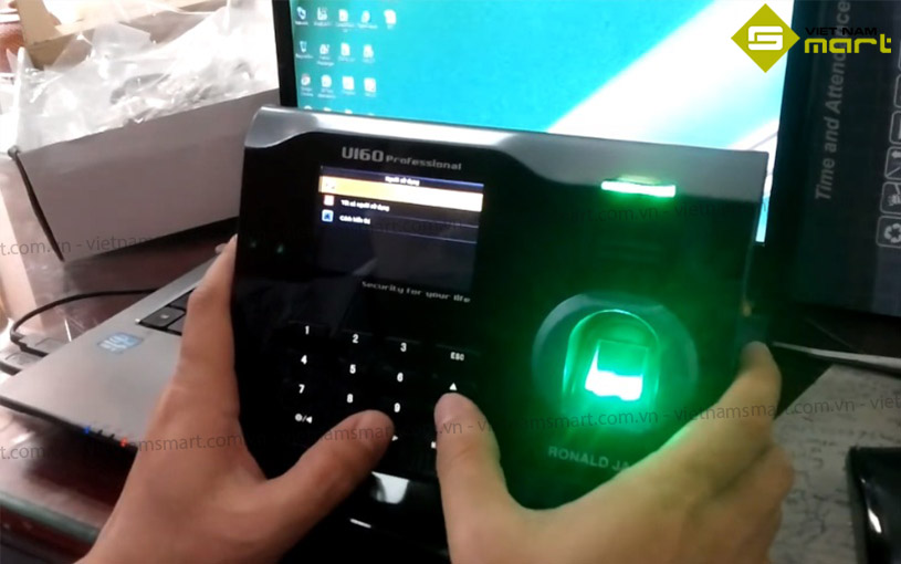 Máy chấm công vân tay Ronald Jack U160C Ronald Jack U-160 có bàn phím nổi dễ thao tác