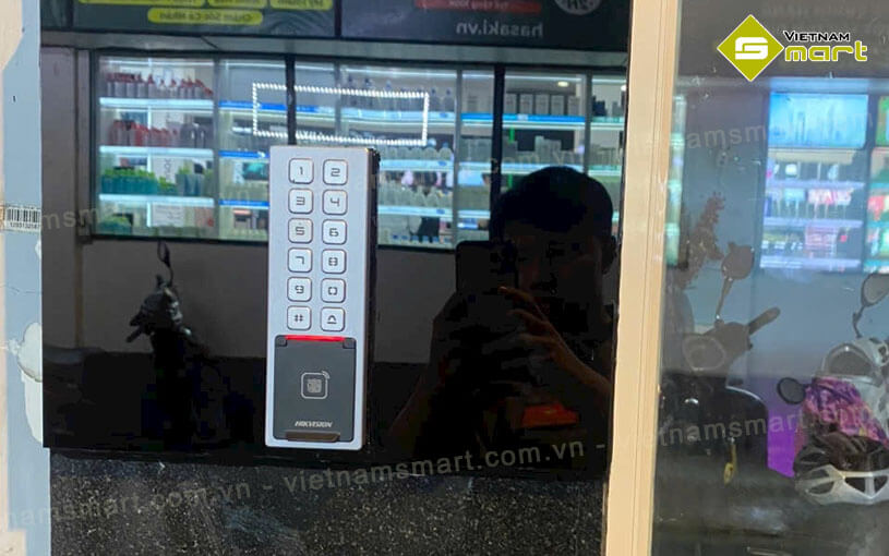 DS-K1T805MBFWX hỗ trợ kiểm soát ra/vào, vận hành và hoạt động độc lập